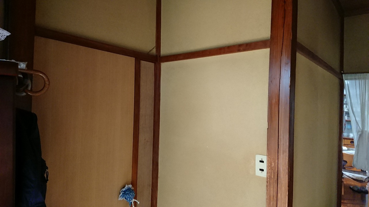 明るく楽しい空間創りのお手伝い致します！　塗り壁でもOKのクロス工事